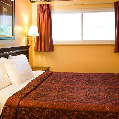 את'נס Hometown Inn מראה חיצוני תמונה