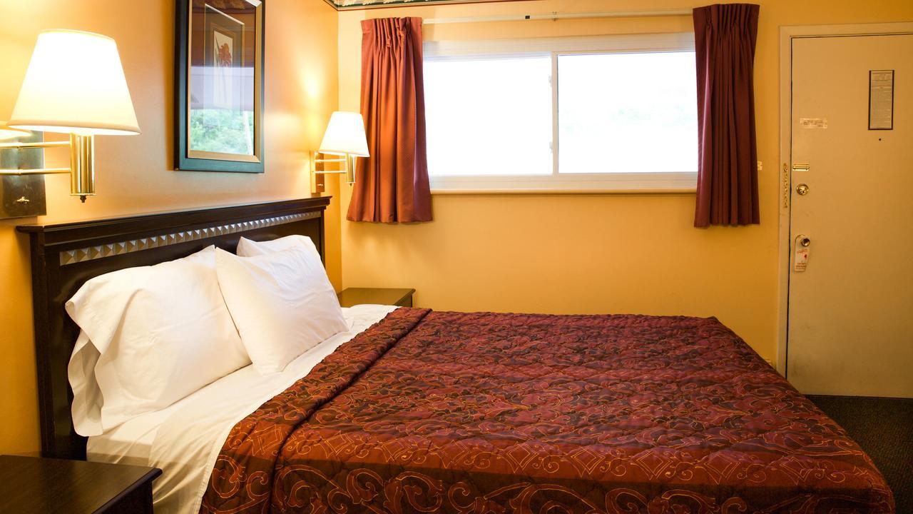 את'נס Hometown Inn מראה חיצוני תמונה