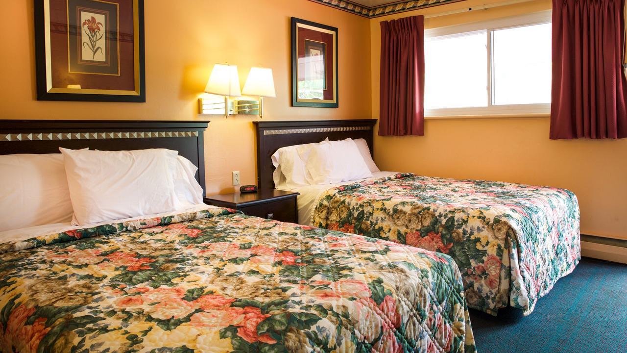 את'נס Hometown Inn מראה חיצוני תמונה