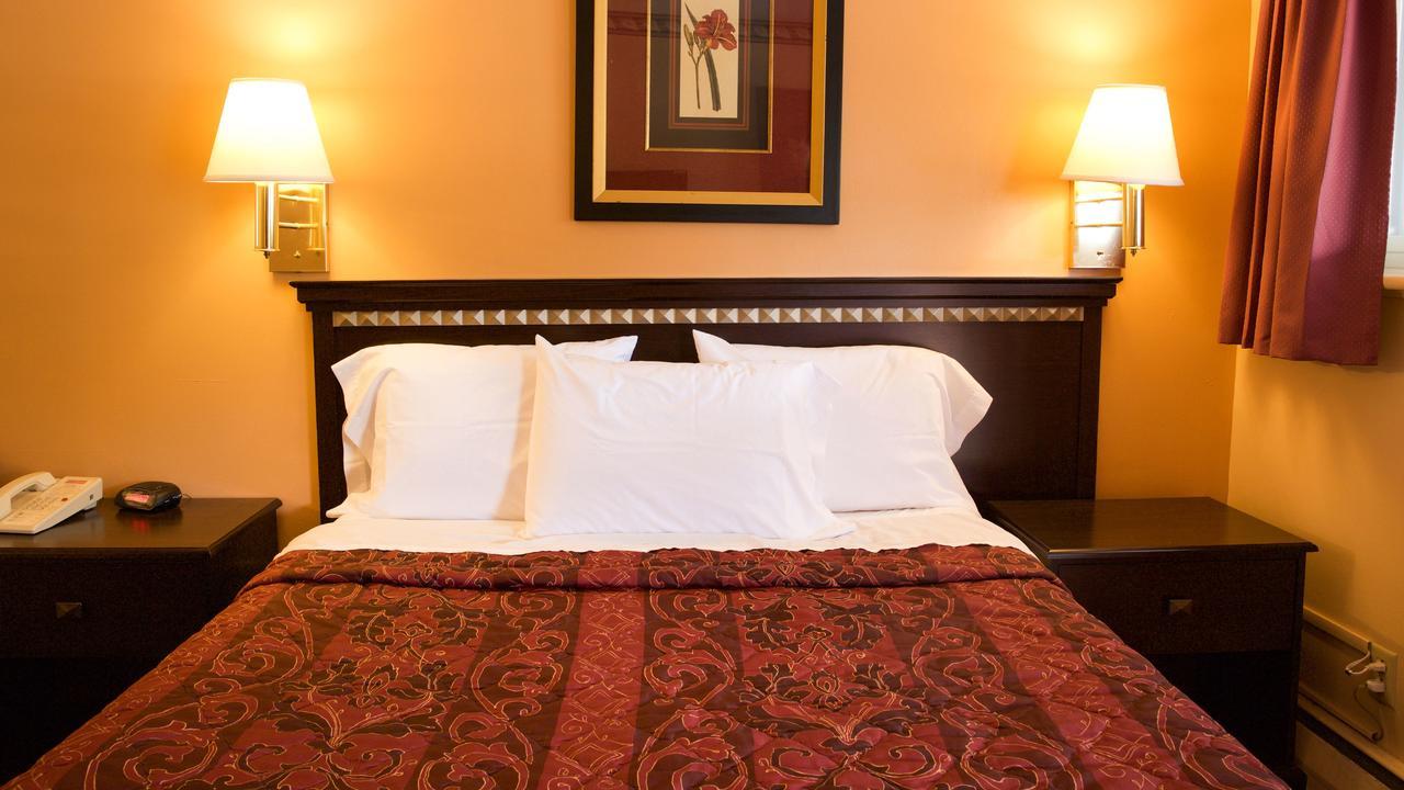 את'נס Hometown Inn מראה חיצוני תמונה