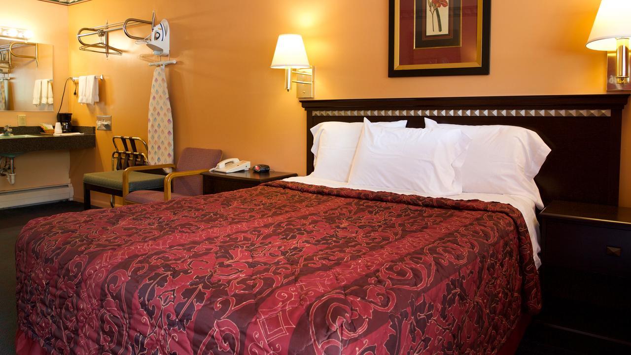 את'נס Hometown Inn מראה חיצוני תמונה