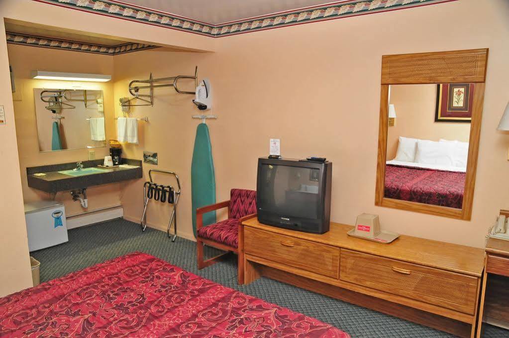 את'נס Hometown Inn מראה חיצוני תמונה