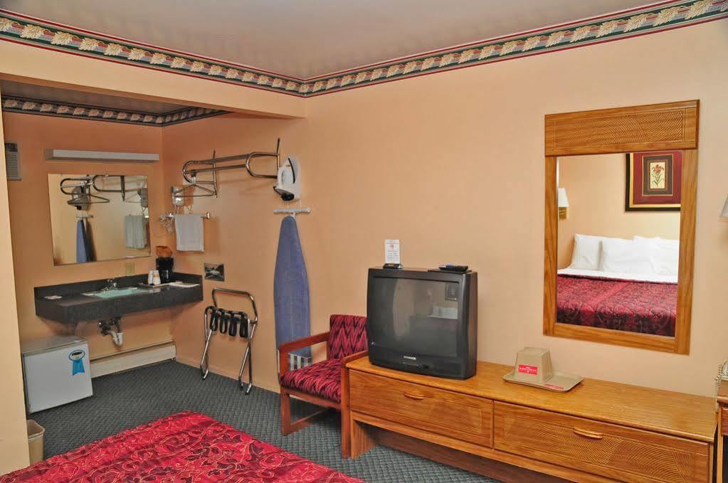 את'נס Hometown Inn מראה חיצוני תמונה
