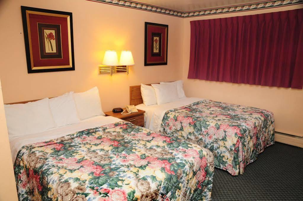 את'נס Hometown Inn מראה חיצוני תמונה